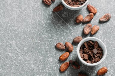 Tabaktaki çikolata kırıntıları üst manzara için hazır. Sıcak içecekler için organik mayalanmış ya da çiğ kakao fasulyesi. Tarif için fotokopi alanı olan bir daire. Tatlı yiyecekler için malzemeler