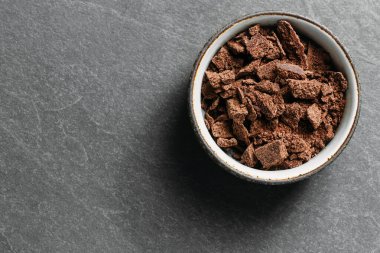 Gri beton arka planda kakao fasulyesi. Çiğ mayalanmış. Sıcak çikolata için organik kakao tohumları. Düz konum, yemek ve içecek tarifi için kopyalama alanı. Sağlıklı uçlar