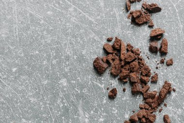 Tabaktaki çikolata kırıntıları üst manzara için hazır. Sıcak içecekler için organik mayalanmış ya da çiğ kakao fasulyesi. Tarif için fotokopi alanı olan bir daire. Tatlı yiyecekler için malzemeler