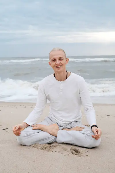 Uomo Che Yoga Sulla Spiaggia Autunno Sulle Onde Del Mare — Foto Stock