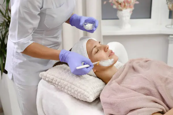 Cosmetologo Applicare Maschera Cutanea Con Pennello Cura Procedura Trattamento Nella — Foto Stock