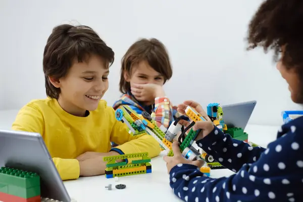 Classe Codificação Menina Escola Construindo Mecanismo Braço Robô Crianças Multiétnicas — Fotografia de Stock