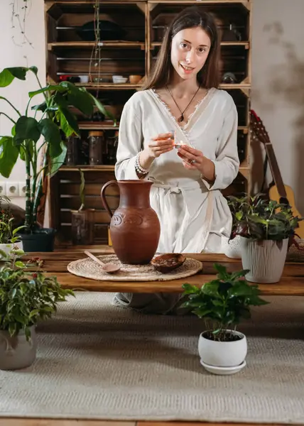 Ceremonia Cacao Espacio Atmosférico Con Plantas Verdes Velas Mujer Haciendo — Foto de Stock