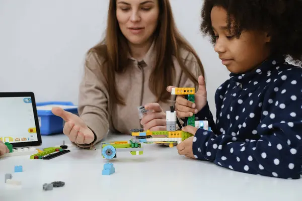 Crianças Multiétnicas Aula Stem Construindo Robô Sala Aula Com Professora — Fotografia de Stock