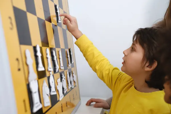 Criança Pensando Duro Xadrez Combinações Parede Torneio Para Crianças Jogo — Fotografia de Stock