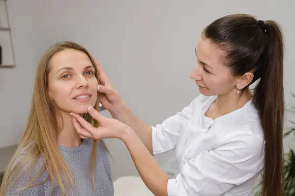 Cliente Dermatologia Reunião Cosmetician Especialista Sala Problemas Rosto Pele Discussão — Fotografia de Stock