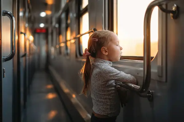 Küçük Çocuk Gün Batımında Tren Penceresinden Bakıyor Parlak Güneş Işığı — Stok fotoğraf