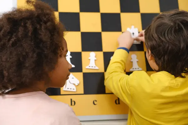 Detailní Dětské Přemýšlení Těžké Šachové Kombinace Turnaji Pro Děti Intelektuální — Stock fotografie