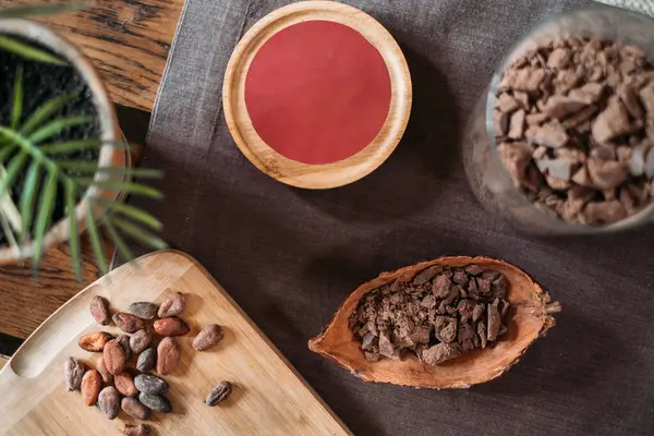 Bovenaanzicht Van Biologische Cacaobonen Houten Tafel Cacaonibs Handgemaakte Gezonde Chocolade — Stockfoto