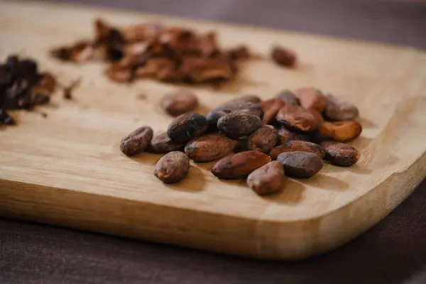 Primer Plano Granos Cacao Orgánicos Mesa Madera Plumas Cacao Bebida — Foto de Stock