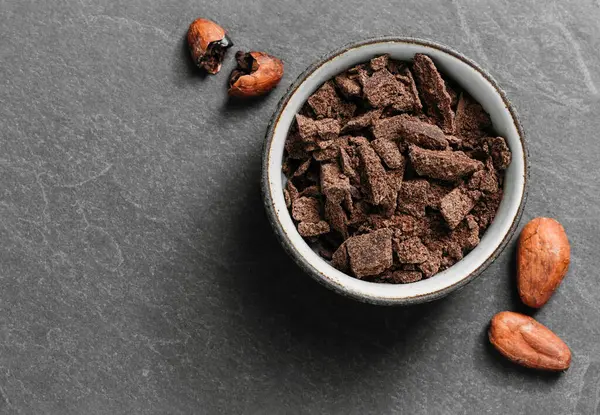 Chocolade Kruimels Kom Klaar Voor Koken Bovenaanzicht Biologische Gefermenteerde Rauwe — Stockfoto