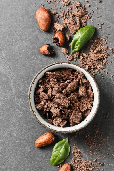 Chocolade Kruimels Kom Klaar Voor Koken Bovenaanzicht Biologische Gefermenteerde Rauwe — Stockfoto