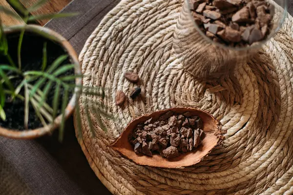 Bovenaanzicht Van Biologische Cacaobonen Houten Tafel Cacaonibs Handgemaakte Gezonde Chocolade — Stockfoto