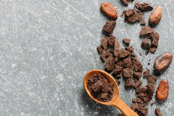 Cacaobonen Grijze Betonnen Ondergrond Rauw Gefermenteerd Biologische Cacaozaden Voor Warme — Stockfoto