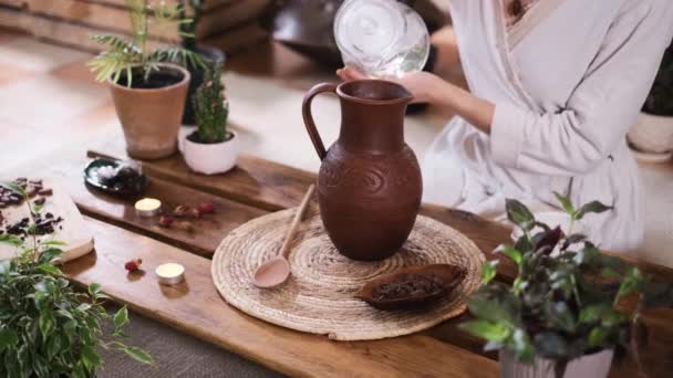 Versare Acqua Nella Brocca Con Cacao Preparazione Cacao Cerimoniale Stile — Video Stock