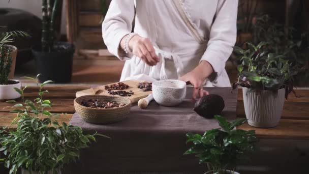 여자는 테이블에 파운더에 카카오 코코아 식을위한 소박한 스타일의 초콜릿 만들기 — 비디오