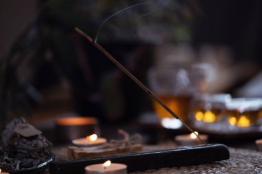 Yanan aroma çubuğu tütsüsü. Rahatlatıcı, stres giderici, meditasyon dumanı, ferahlatıcı, şehvet uyandırıcı aromaterapi için mum ile tütsü.