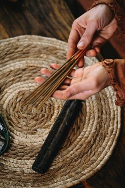 Yanan aroma çubuğu tütsüsü. Rahatlatıcı, stres giderici, meditasyon dumanı, ferahlatıcı, şehvet uyandırıcı tütsü ellerinde aromaterapi için mum.