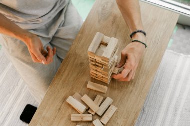 İnsanlar odalarında kule inşa etmek için tahta bloklar istifliyor, evlerinde konsantrasyon için masa oyunu oynuyorlar. Dijital detoks