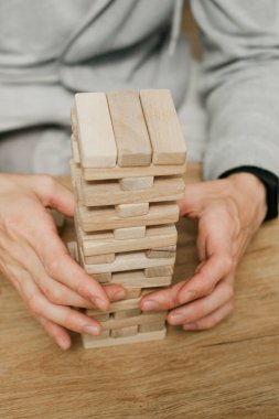 İnsanlar odalarında kule inşa etmek için tahta bloklar istifliyor, evlerinde konsantrasyon için masa oyunu oynuyorlar. Dijital detoks