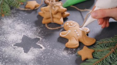 Zencefilli ekmek pişirmek, şekerle doldurmak. Noel hediyeleri hazırlıyorum. Yeni yıl tatili için zencefilli çörek adamlar. Zaman aşımı, hızlı dekorasyon