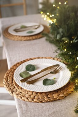 Süslü Noel tabağı. Noel masasına yakın servis yaptım. Tatil yemeği hazırlığı.