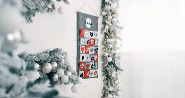 Duvara Noel takvimi asıyorum. El yapımı hünerler, hediyeli cepler, çocuklar için görevler. Noel arifesi için geri sayım, mucizeyi bekliyor. Eko, donuk tarihli dekorasyon, sıfır atık