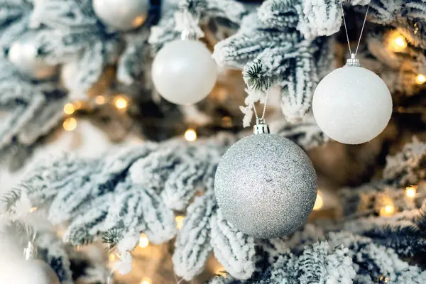 Noel Ağacı Dekoru 'nda takılar var. Yakından. Kış alıntıları için süslü Noel ağacı afişi. Yeşil, mavi ve gümüş palet