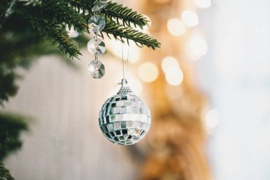 Noel Ağacı Dekoru 'nda takılar var. Yakından. Kış alıntıları için süslü Noel ağacı afişi. Yeşil, mavi ve gümüş palet