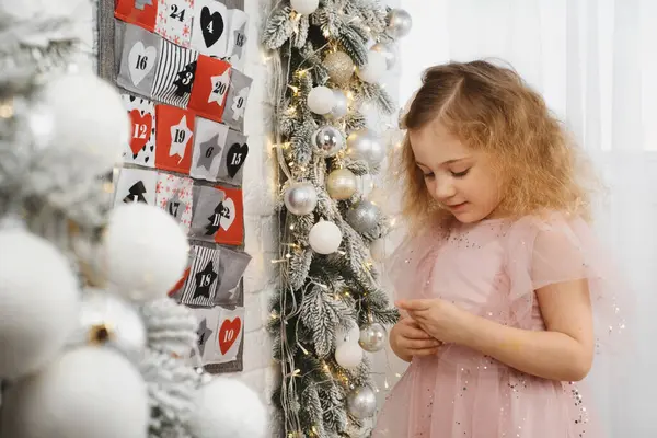 Küçük çocuk yeni bir takvim görevi alıyor, Noel 'i bekliyor. Şirin kıvırcık kız için şenlik havası. Çocuğa hediye olarak evdeki duvardaki tarihler veriliyor..