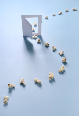 Ziyaretçi olarak patlamış mısırla mavi salonun kapısından girin. Yaratıcı bir kavram. Denge ve gölgeler. Açılan girişe, perspektife ve birincil sıraya girin. Boşluğu kopyala