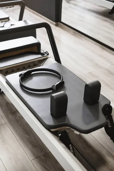 Reformcularla ilgili pilates ekipmanları. İnsan yok. Eğitim ve spor aktiviteleri için boş spor salonu 