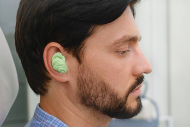 Erkek hastaların kulaklarında işitme cihazı ya da kulak tıkaçları için özel yapım kulak izi. Audiology Kliniği Uygulama ve Tanılama.