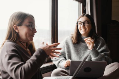 Başlangıçta işbirliği yapan iki orta yaşlı kadın. Dizüstü bilgisayarlarla çalışmak, tartışmak. Kadın işi, uzaktan çalışmak, dikkatle dinlemek stratejik planlama, işbirliği ve beyin fırtınası kavramları