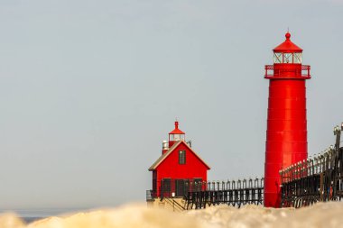 Michigan Gölü 'ndeki Grand Haven, Michigan' daki deniz feneri ve iskele sıcak sabah güneşiyle yıkandı. Yüksek kalite fotoğraf