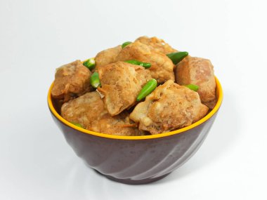 Tahu Isi, Tahu Goreng Tepung ya da Kızarmış Tofu Endonezya 'da popüler bir geleneksel atıştırmalıktır. Cabai Rawit ya da Tabasco Chili Pepper ile kızarmış tofu..