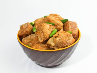 Tahu Isi, Tahu Goreng Tepung ya da Kızarmış Tofu Endonezya 'da popüler bir geleneksel atıştırmalıktır. Cabai Rawit ya da Tabasco Chili Pepper ile kızarmış tofu..