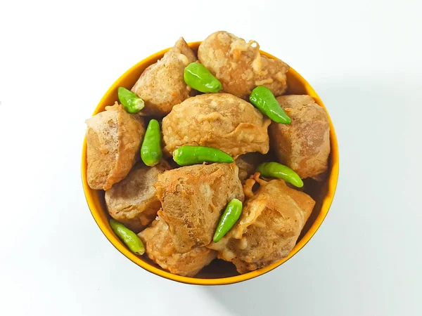 太湖味 太湖果仁糖或油炸土豆片是印度尼西亚最受欢迎的传统小吃 与Cabai Rawit或Tabasco Chili Pepper油炸豆腐 — 图库照片