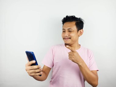 Akıllı telefona bakan heyecanlı genç adamın cep telefonu uygulamasındaki satıştan etkilenmiş, bulanık ve gürültülü görüntüleri. Duygusal iş adamı akıllı telefon ekranına bakıp gülümseyerek teklifin karşısında şaşırır..