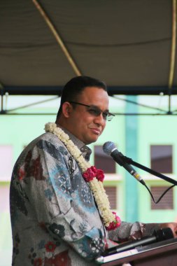Indramayu, Endonezya - 15 Ekim 2015: Anies Baswedan Endonezya eğitim bakanıyken okulu ziyaret etti. Aynı zamanda DKI Jakarta Eyaleti valisiydi. Şimdi 2024 yılında Endonezya cumhurbaşkanı adayı..