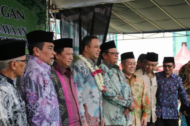 Indramayu, Endonezya - 15 Ekim 2015: Anies Baswedan Endonezya eğitim bakanıyken okulu ziyaret etti. Aynı zamanda DKI Jakarta Eyaleti valisiydi. Şimdi 2024 yılında Endonezya cumhurbaşkanı adayı..