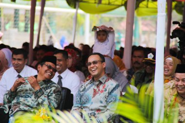 Indramayu, Endonezya - 15 Ekim 2015: Anies Baswedan Endonezya eğitim bakanıyken okulu ziyaret etti. Aynı zamanda DKI Jakarta Eyaleti valisiydi. Şimdi 2024 yılında Endonezya cumhurbaşkanı adayı..