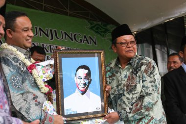 Indramayu, Endonezya - 15 Ekim 2015: Anies Baswedan Endonezya eğitim bakanıyken okulu ziyaret etti. Aynı zamanda DKI Jakarta Eyaleti valisiydi. Şimdi 2024 yılında Endonezya cumhurbaşkanı adayı..