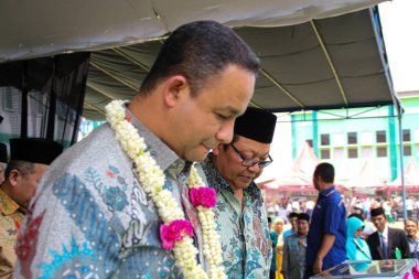Indramayu, Endonezya - 15 Ekim 2015: Anies Baswedan Endonezya eğitim bakanıyken okulu ziyaret etti. Aynı zamanda DKI Jakarta Eyaleti valisiydi. Şimdi 2024 yılında Endonezya cumhurbaşkanı adayı..