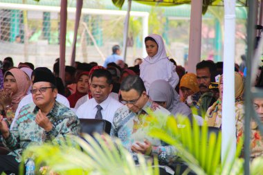 Indramayu, Endonezya - 15 Ekim 2015: Anies Baswedan Endonezya eğitim bakanıyken okulu ziyaret etti. Aynı zamanda DKI Jakarta Eyaleti valisiydi. Şimdi 2024 yılında Endonezya cumhurbaşkanı adayı..