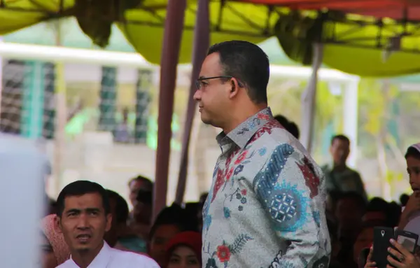 インドネシア インドラマユ 2015年10月15日 アニー バシェダンはインドネシアの教育大臣だったときに学校を訪問しました 彼はまた Dkiジャカルタ州の知事でした 彼は2024年にインドネシアの大統領候補です — ストック写真