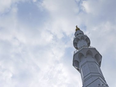 Şeyh Zayed Büyük Cami minaresi. Arka planda bulutlar var. Surakarta, Merkez Java, Endonezya.