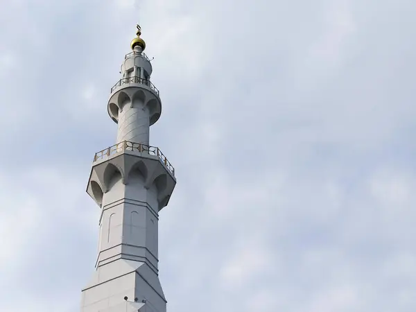 Şeyh Zayed Büyük Cami minaresi. Arka planda bulutlar var. Surakarta, Merkez Java, Endonezya.