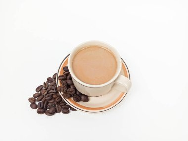 Beyaz arka planda izole edilmiş bir fincan kahve sütü.