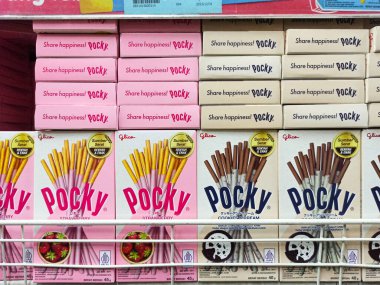 Çopur Endonezya 'da favori bir aperatiftir. Bisküvi çubuğu ekranı mağaza rafında.